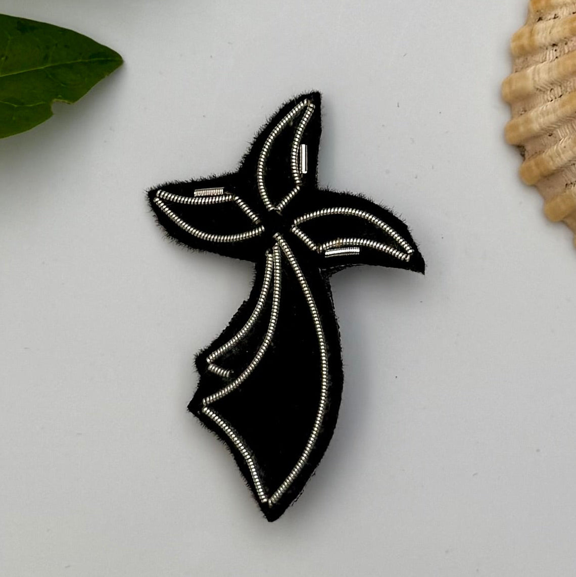 Broche hermine brodée main – bijou artisanal hermine Bretagne symbole celtique perles et fils blancs – Tawus