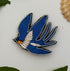 Broche hirondelle brodée main – bijou artisanal hirondelle oiseau printemps liberté voyage perles et fils bleus blancs – Tawus
