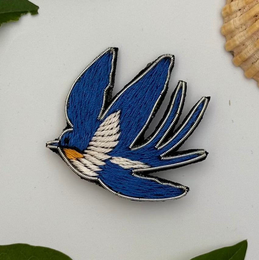 Broche hirondelle brodée main – bijou artisanal hirondelle oiseau printemps liberté voyage perles et fils bleus blancs – Tawus
