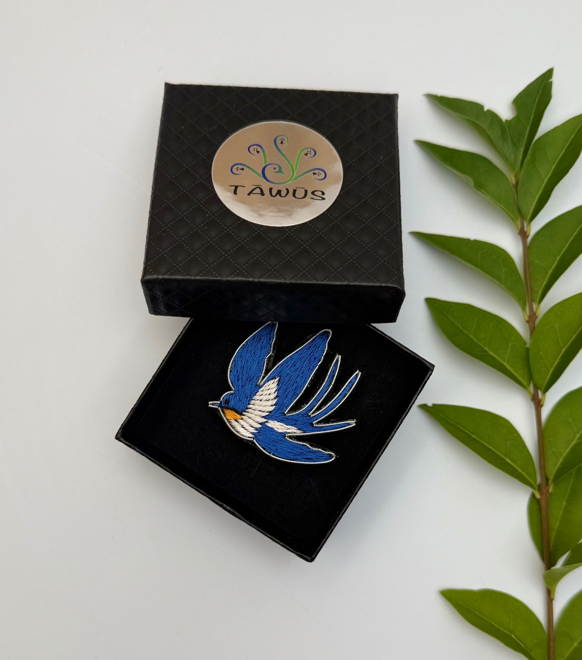 Broche hirondelle fait main dans son écrin – cadeau original bijou hirondelle oiseau printemps liberté broderie artisanale – Tawus
