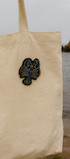 Broche homard bleu brodée à la main portée – accessoire mode grand homard bleu Bretagne mer artisanal unique – Tawus