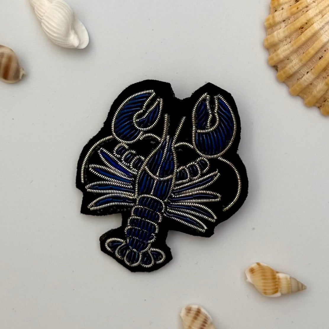 Broche homard bleu brodée main – bijou artisanal grand homard bleu Bretagne mer perles et fils bleus – Tawus