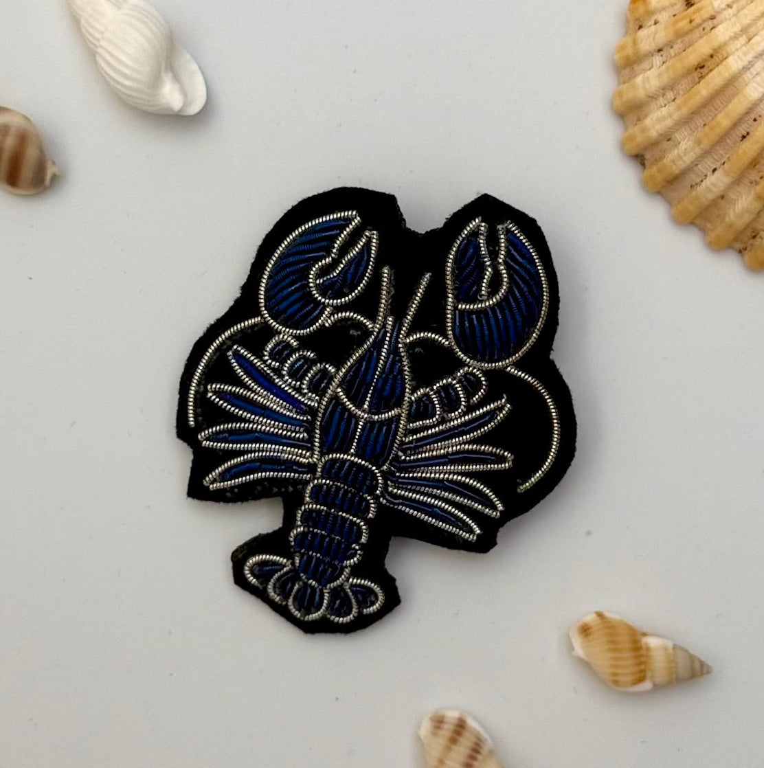 Broche homard bleu brodée main – bijou artisanal grand homard bleu Bretagne mer perles et fils bleus – Tawus