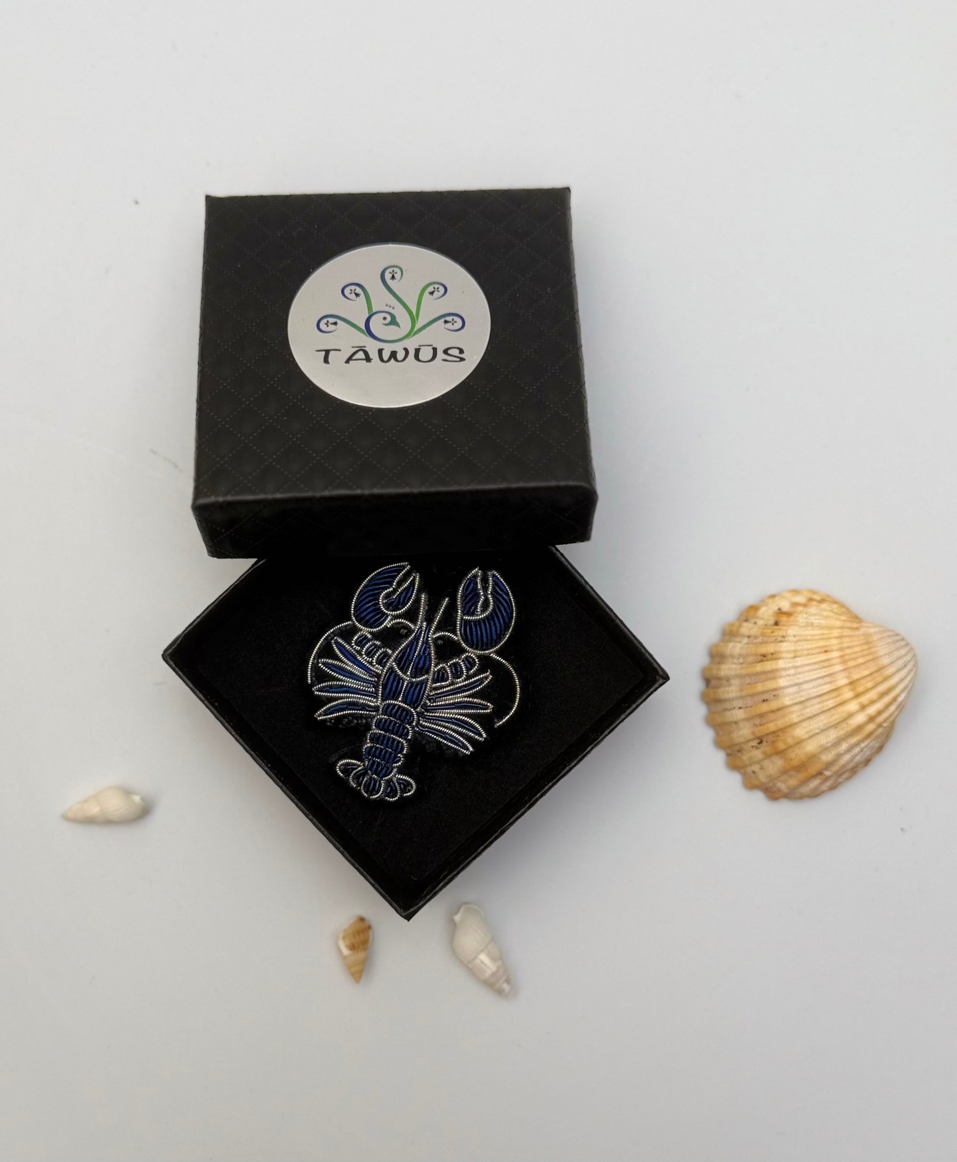 Broche homard bleu fait main dans son écrin – cadeau original bijou grand homard bleu Bretagne broderie artisanale – Tawus