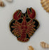 Broche homard rouge brodée main – bijou artisanal homard rouge crustacé mer Bretagne perles et fils rouges – Tawus

