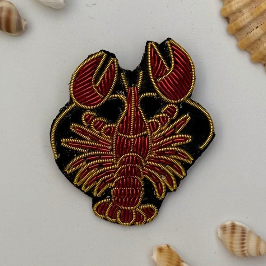 Broche homard rouge brodée main – bijou artisanal homard rouge crustacé mer Bretagne perles et fils rouges – Tawus
