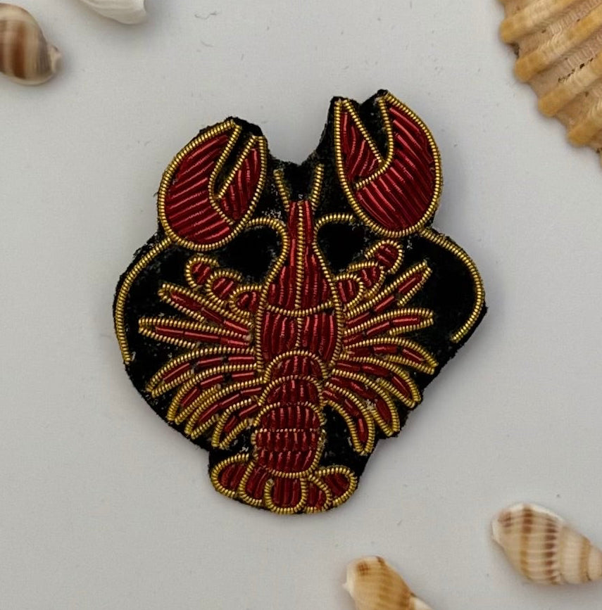 Broche homard rouge brodée main – bijou artisanal homard rouge crustacé mer Bretagne perles et fils rouges – Tawus
