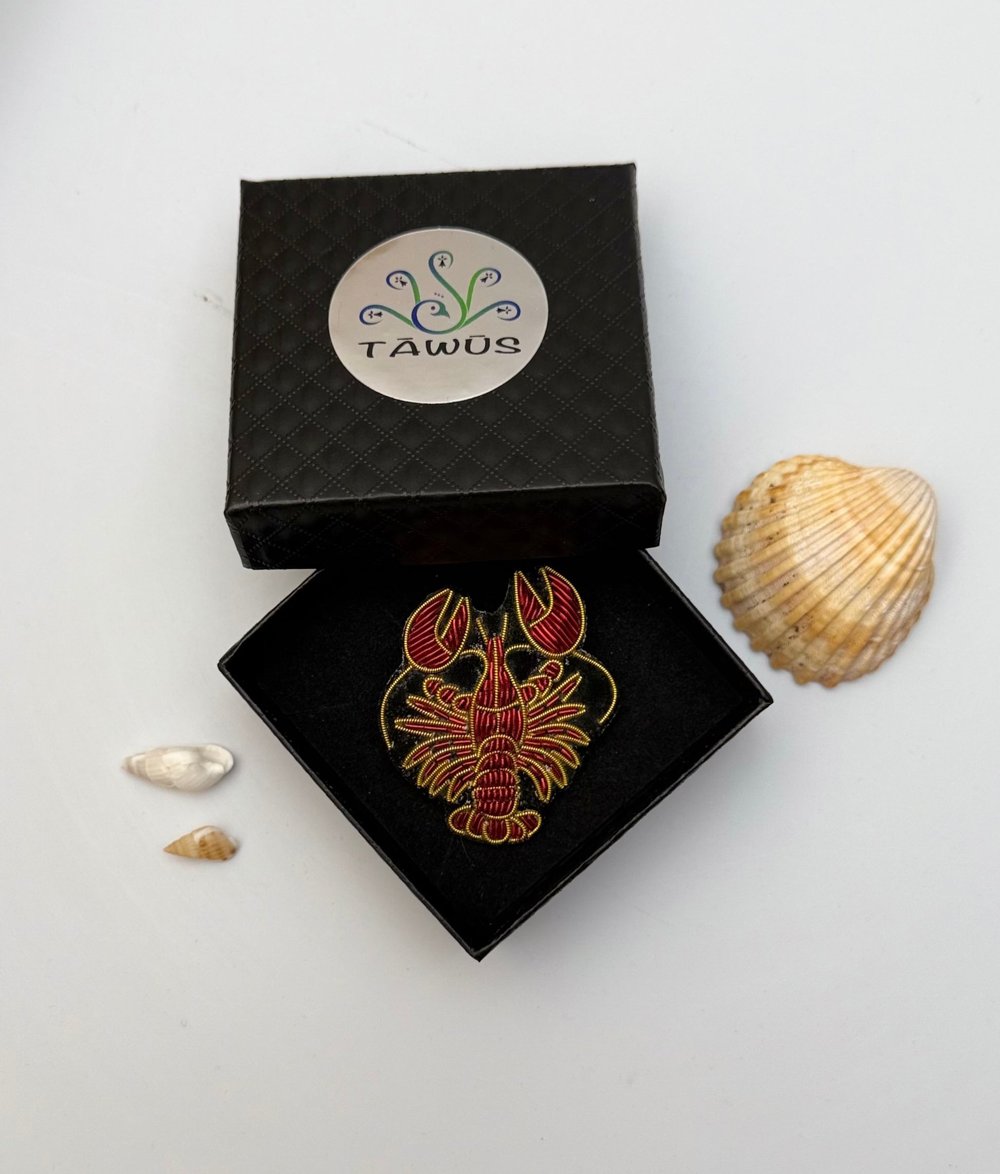 Broche homard rouge fait main dans son écrin – cadeau original bijou homard rouge crustacé mer Bretagne broderie artisanale – Tawus
