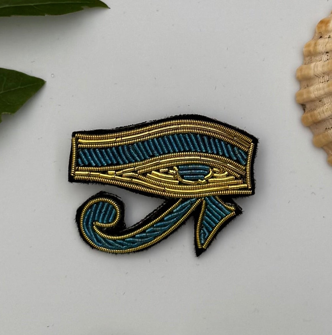 Broche Œil du Pharaon brodée main – bijou artisanal Oudjat Égypte antique perles et fils dorés – Tawus