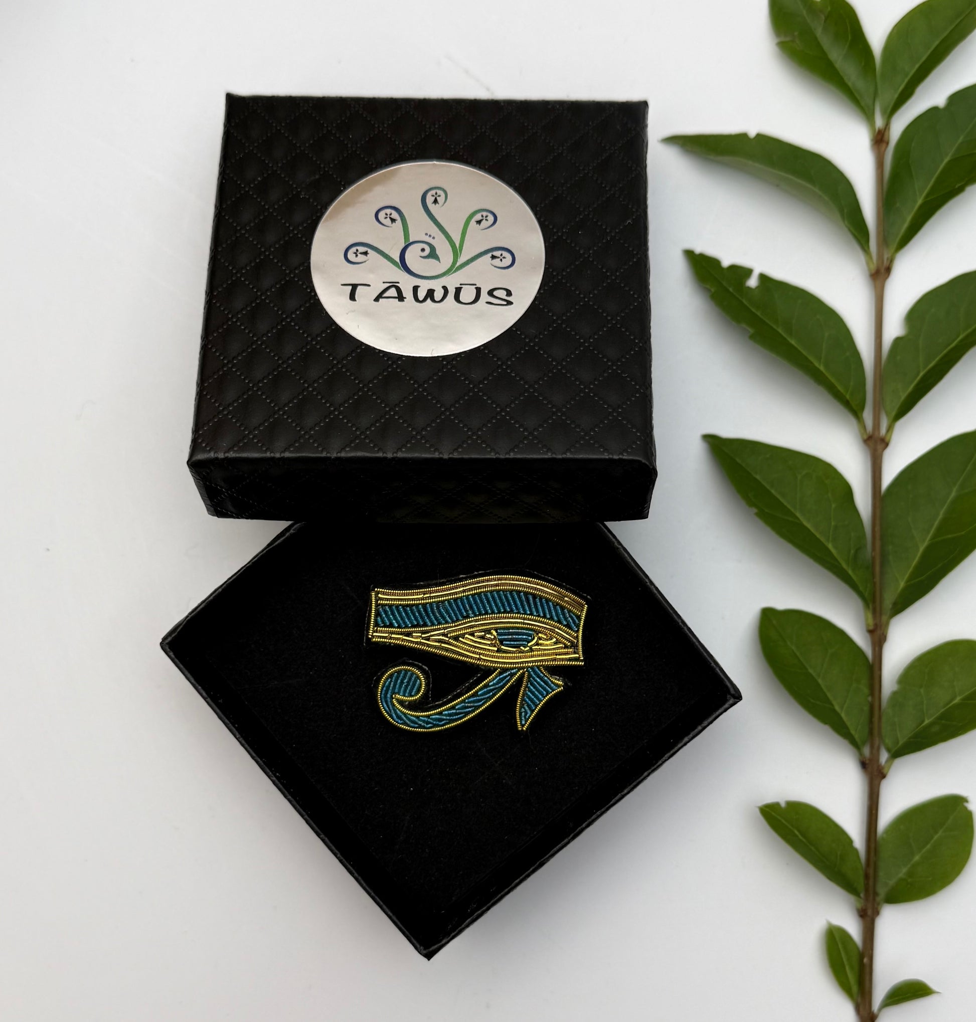Broche Œil du Pharaon fait main dans son écrin – cadeau original bijou Oudjat Horus Égypte broderie artisanale – Tawus