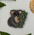 Broche koala brodée main fils métalliques – bijou artisanal koala Australie animal mignon fils métalliques argentés dorés – Tawus
