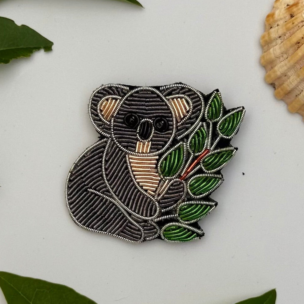 Broche koala brodée main fils métalliques – bijou artisanal koala Australie animal mignon fils métalliques argentés dorés – Tawus
