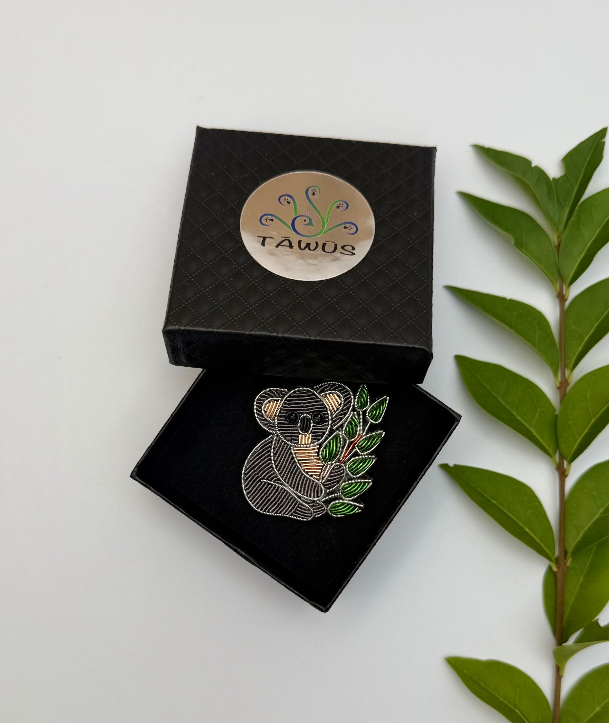 Broche koala fils métalliques fait main dans son écrin – cadeau original bijou koala Australie broderie artisanale métallique – Tawus
