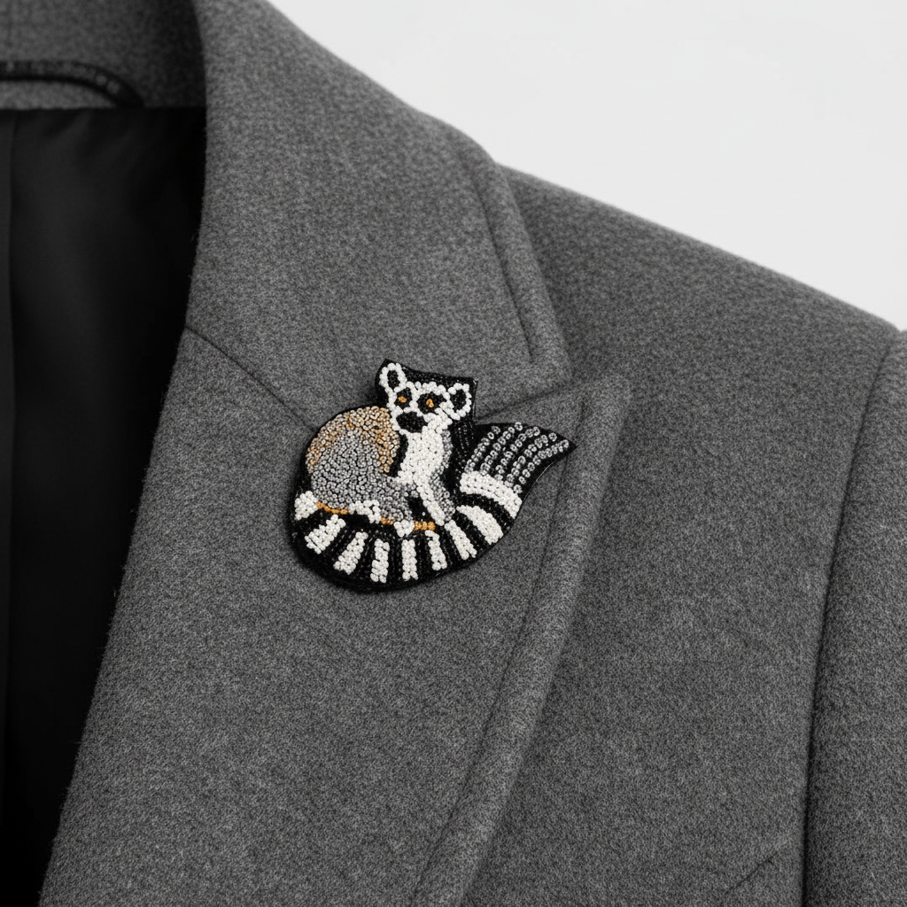 Broche lémurien brodée à la main portée – accessoire mode lémurien Madagascar animal exotique artisanal unique – Tawus