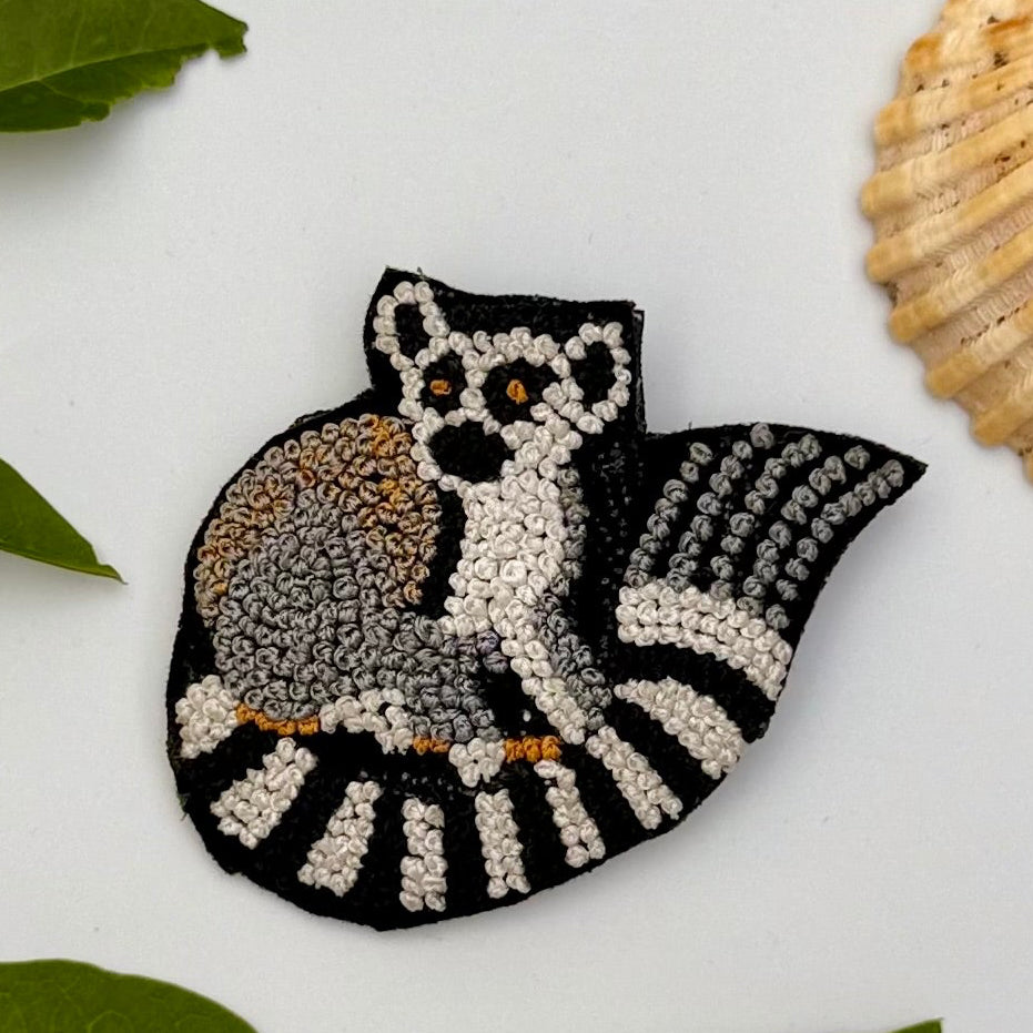 Broche lémurien brodée main – bijou artisanal lémurien Madagascar animal exotique perles et fils colorés – Tawus