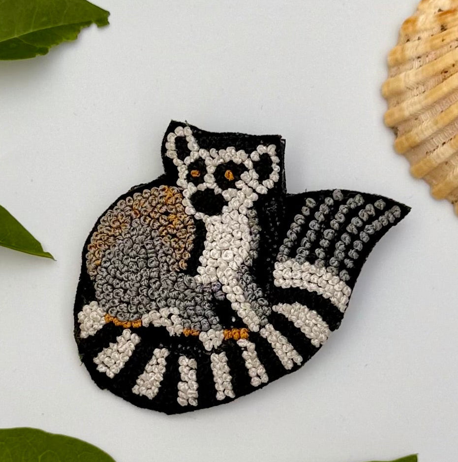 Broche lémurien brodée main – bijou artisanal lémurien Madagascar animal exotique perles et fils colorés – Tawus