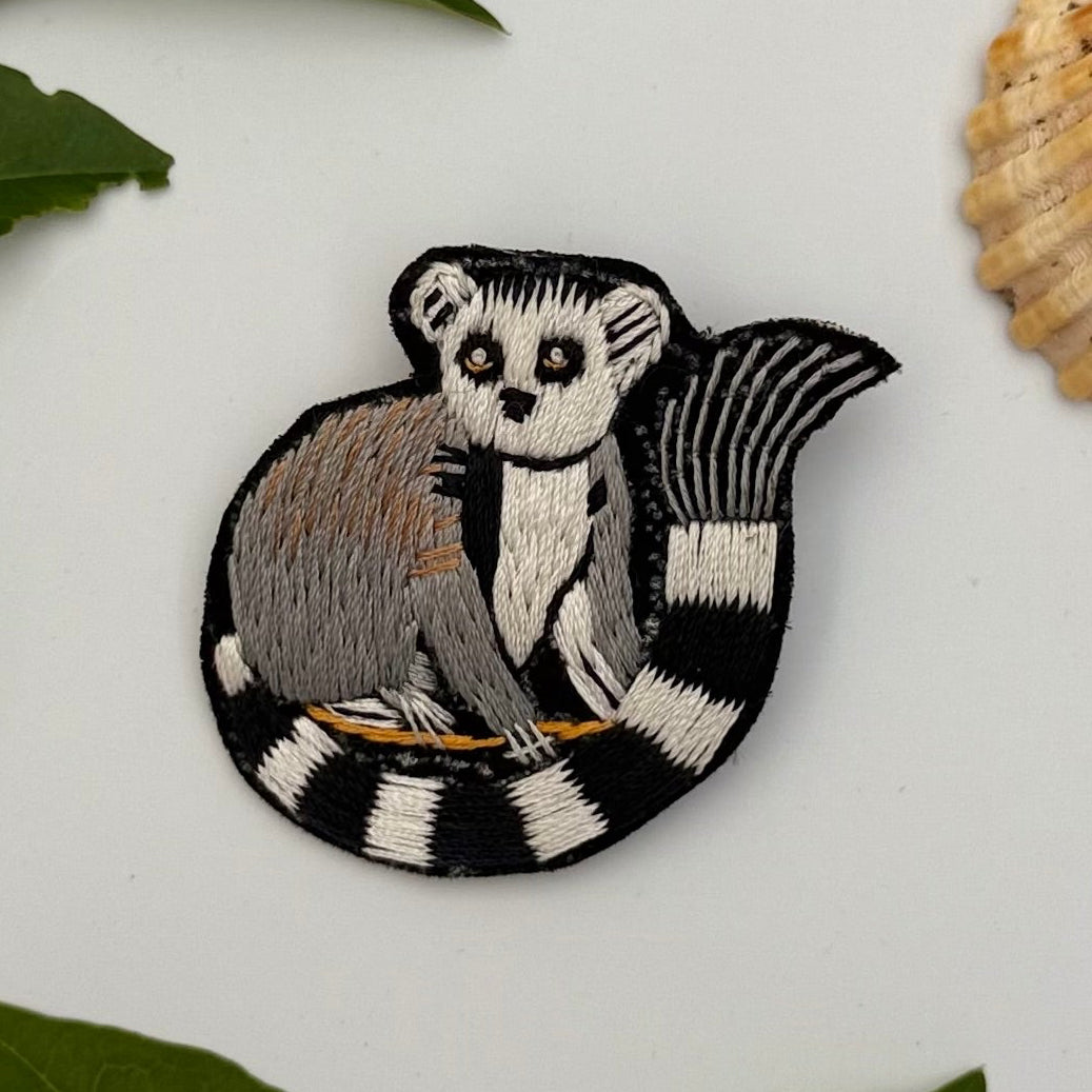 Broche lémurien brodée main – bijou artisanal lémurien Madagascar animal exotique queue rayée perles et fils colorés – Tawus
