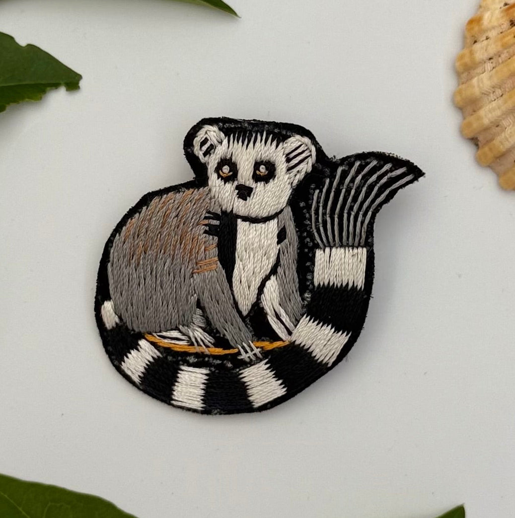 Broche lémurien brodée main – bijou artisanal lémurien Madagascar animal exotique queue rayée perles et fils colorés – Tawus
