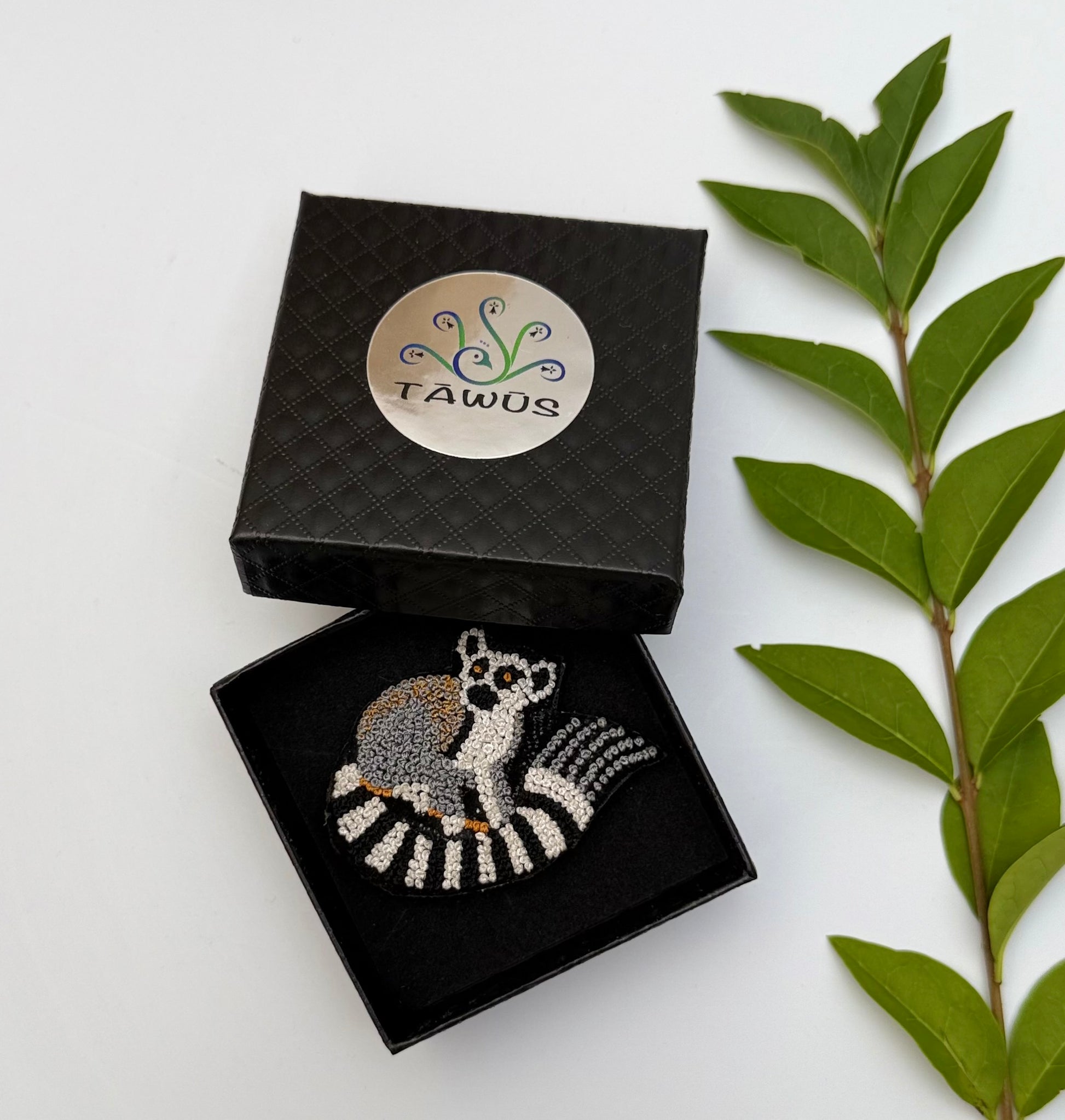 Broche lémurien fait main dans son écrin – cadeau original bijou lémurien Madagascar broderie artisanale – Tawus
