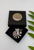 Broche lémurien fait main dans son écrin – cadeau original bijou lémurien Madagascar animal exotique broderie artisanale – Tawus
