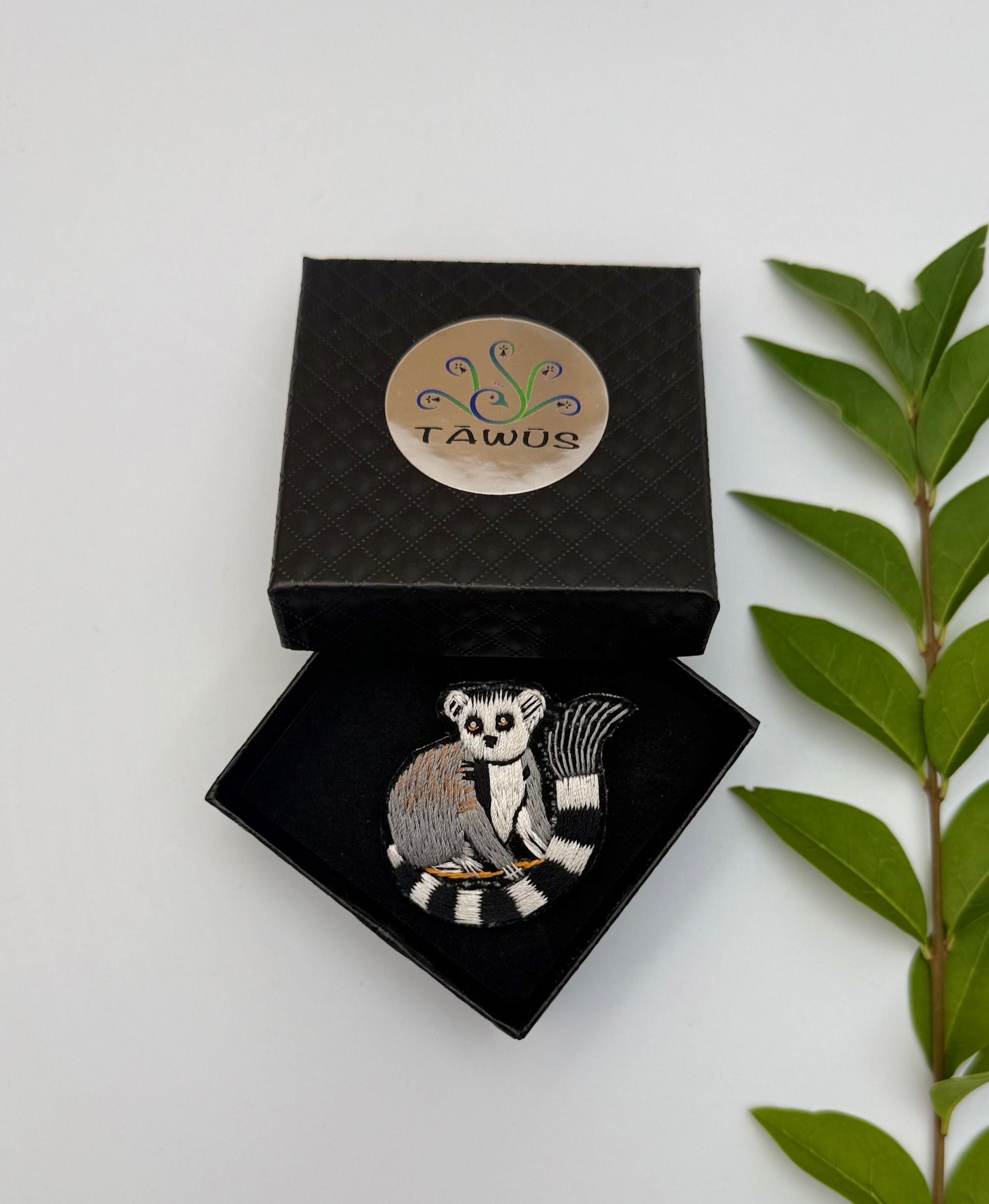 Broche lémurien fait main dans son écrin – cadeau original bijou lémurien Madagascar animal exotique broderie artisanale – Tawus
