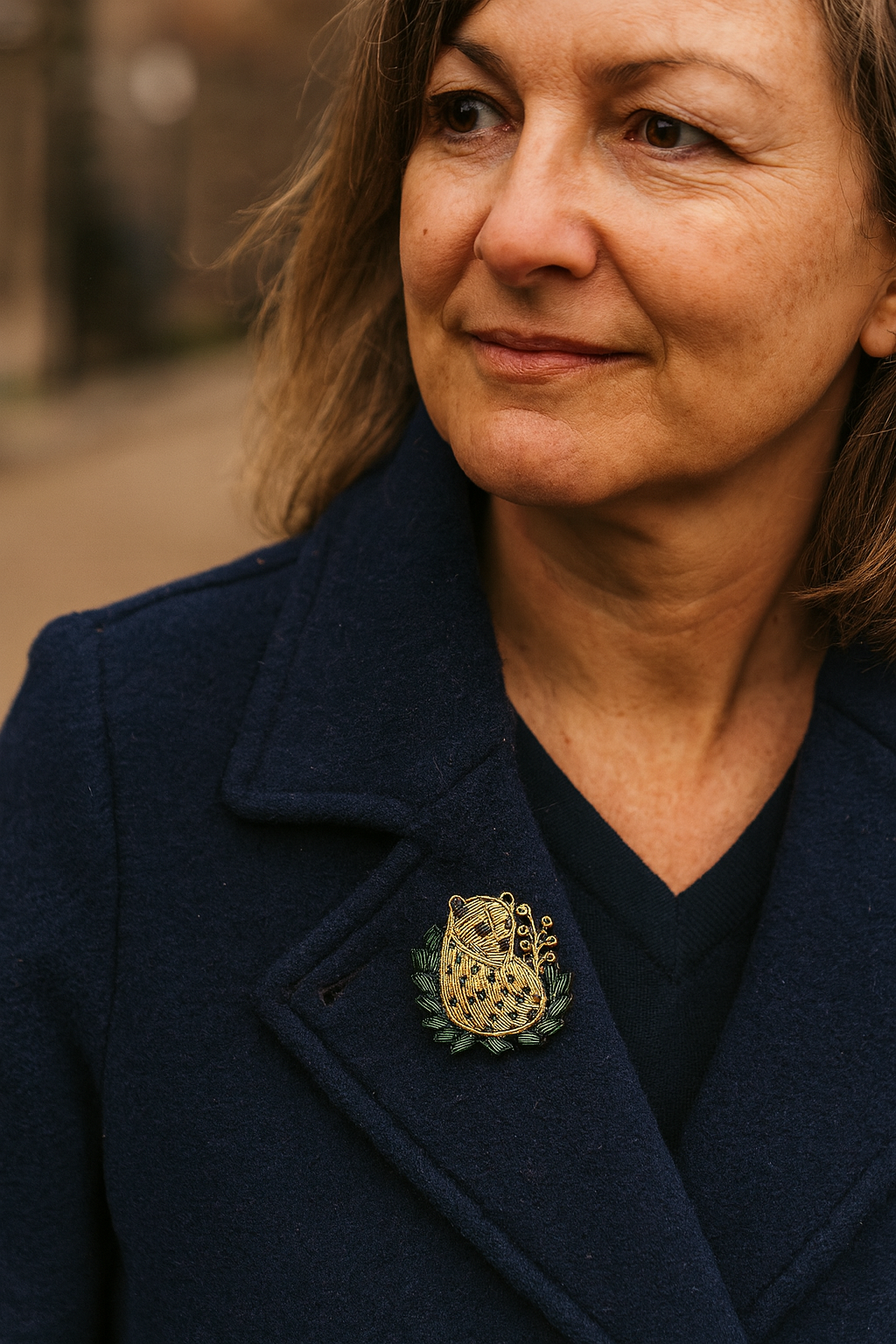 Broche léopard brodée à la main portée – accessoire mode léopard félin Afrique savane taches dorées artisanal unique cadeau original – Tawus

