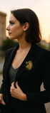 Broche léopard brodée à la main portée version 2 – accessoire mode léopard félin Afrique taches dorées artisanal unique cadeau original – Tawus
