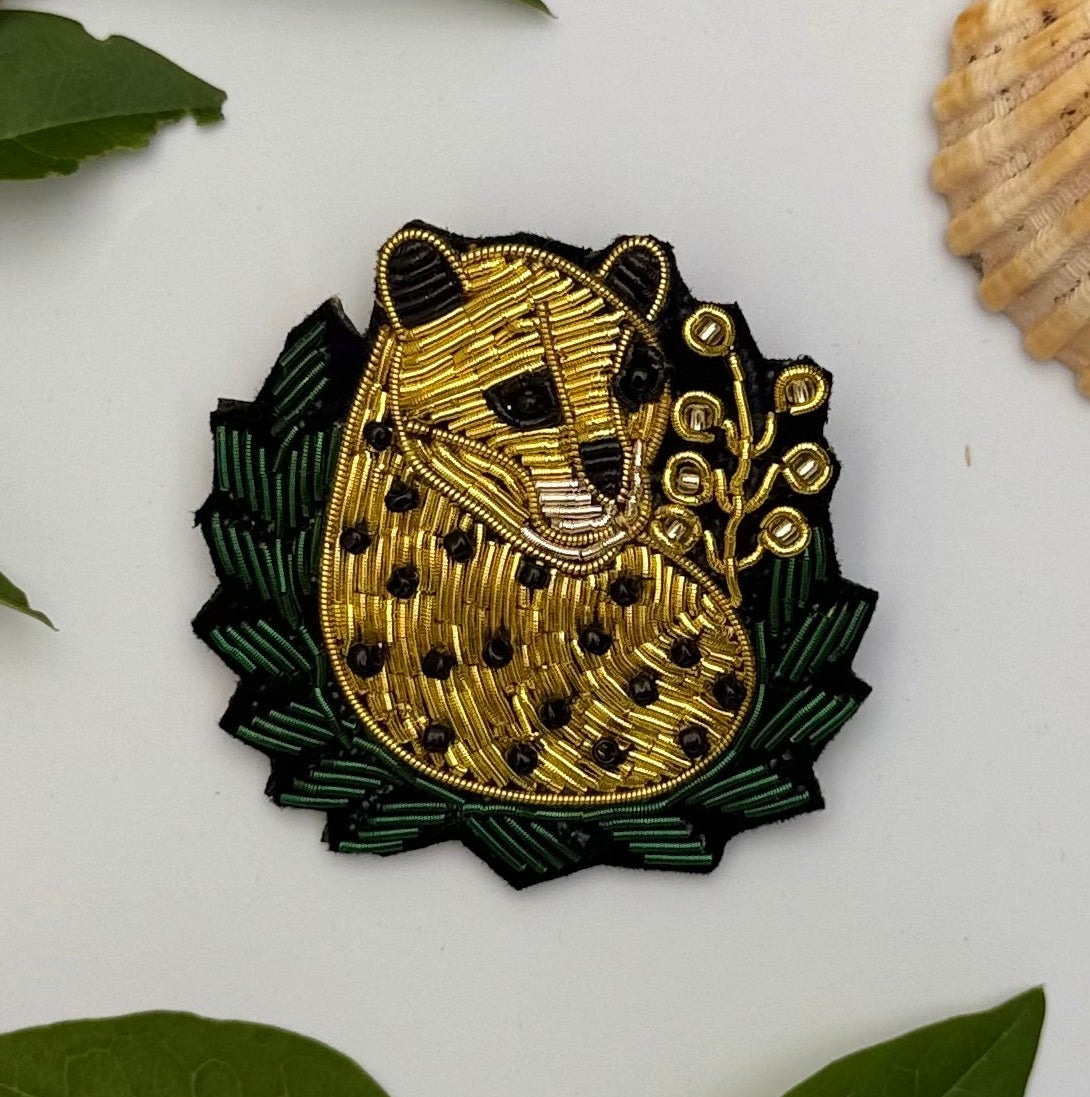 Broche léopard brodée main – bijou artisanal léopard félin Afrique savane taches dorées perles et fils colorés – Tawus
