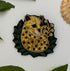 Broche léopard brodée main – bijou artisanal léopard félin Afrique savane taches dorées perles et fils colorés – Tawus
