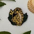 Broche léopard brodée main version 2 – bijou artisanal léopard félin Afrique taches dorées perles et fils ocres noirs – Tawus
