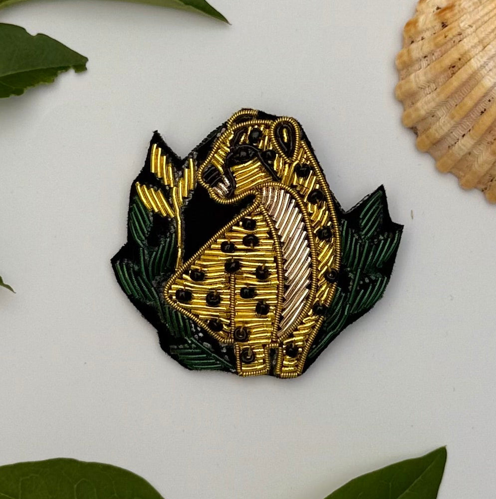 Broche léopard brodée main version 2 – bijou artisanal léopard félin Afrique taches dorées perles et fils ocres noirs – Tawus
