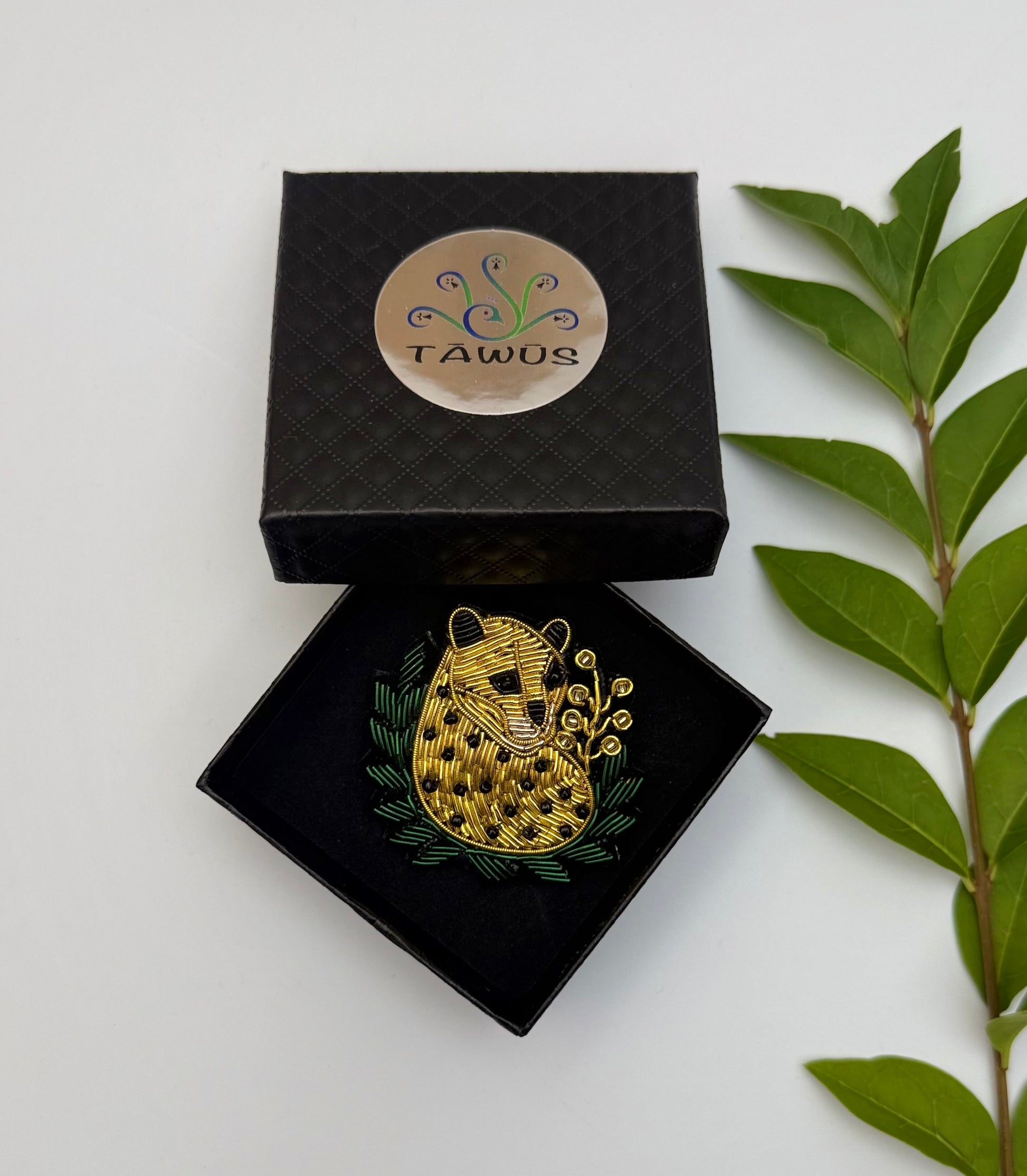 Broche léopard fait main dans son écrin – cadeau original bijou léopard félin Afrique savane taches broderie artisanale – Tawus
