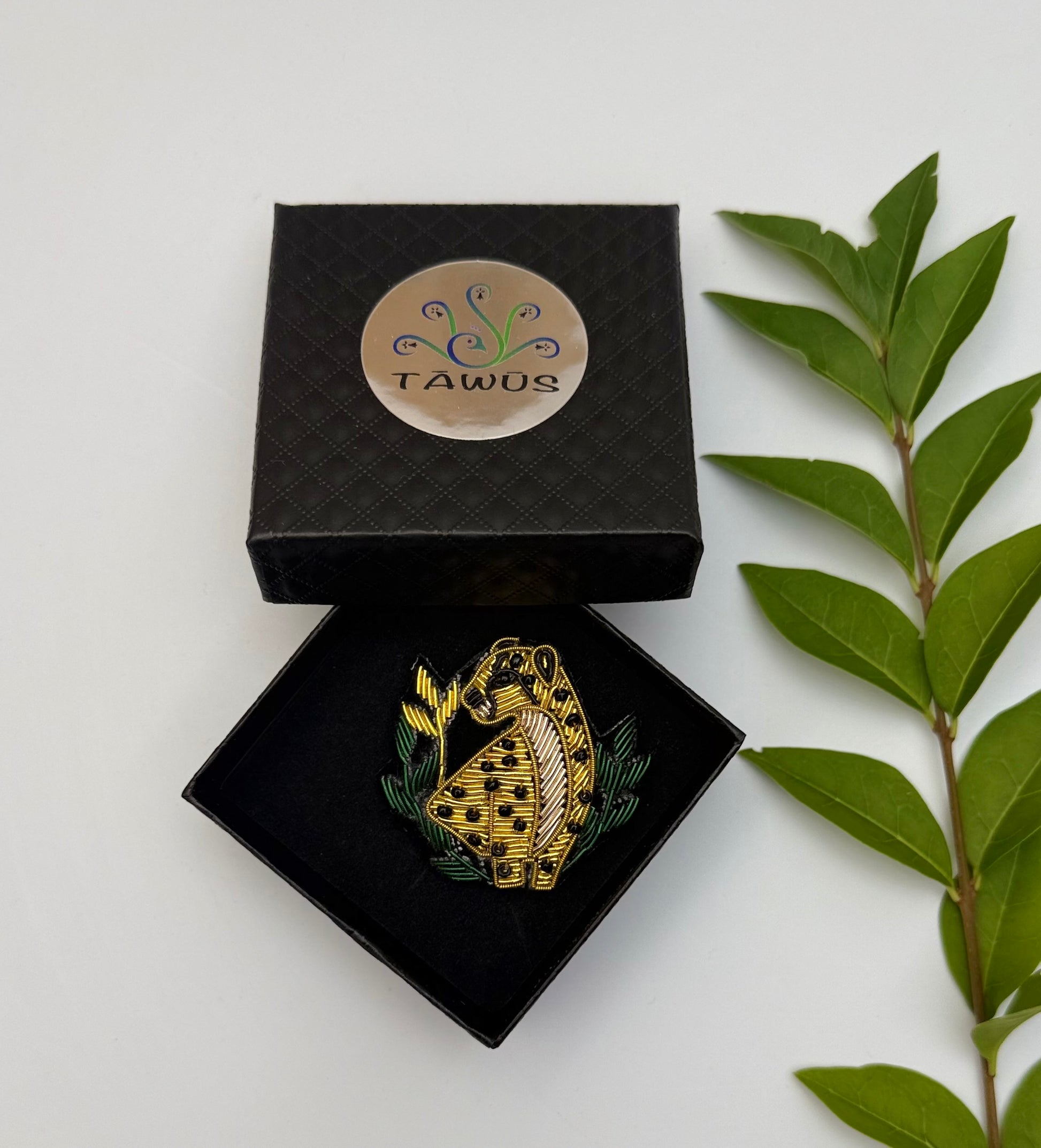 Broche léopard version 2 fait main dans son écrin – cadeau original bijou léopard félin Afrique taches broderie artisanale – Tawus

