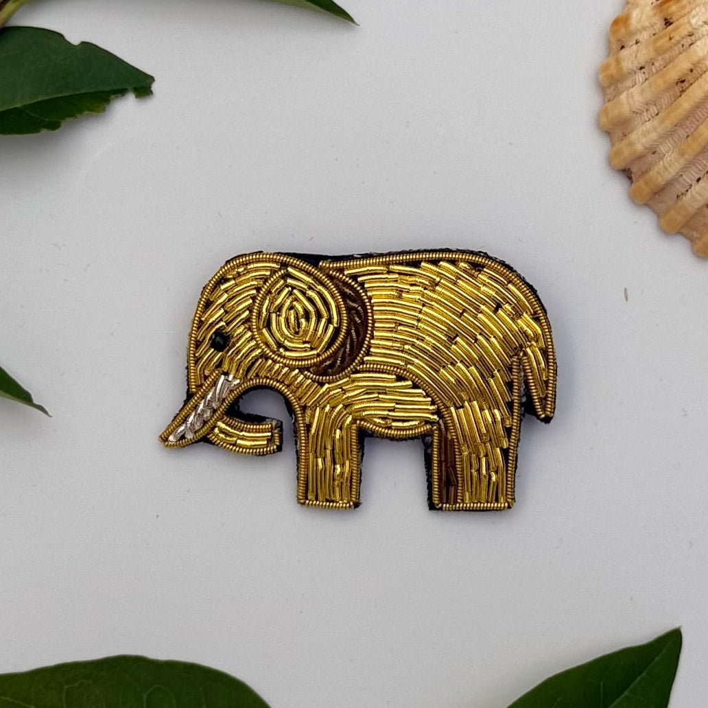 Broche éléphant brodée main – bijou artisanal éléphant Afrique Asie sagesse porte-bonheur perles et fils gris dorés – Tawus
