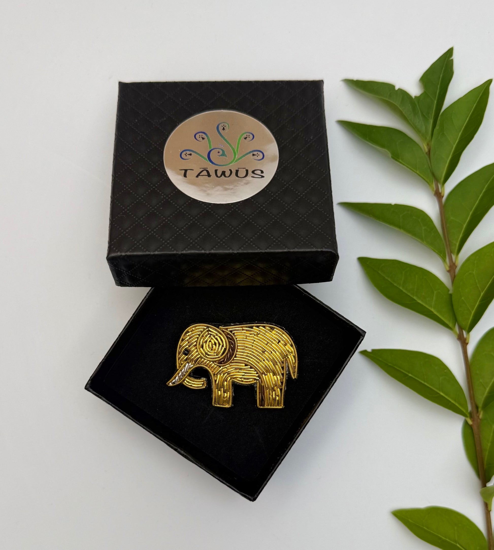 Broche éléphant fait main dans son écrin – cadeau original bijou éléphant Afrique Asie sagesse porte-bonheur broderie artisanale – Tawus
