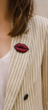 Broche lèvres brodée à la main portée – accessoire mode glamour sensuel artisanal unique – Tawus