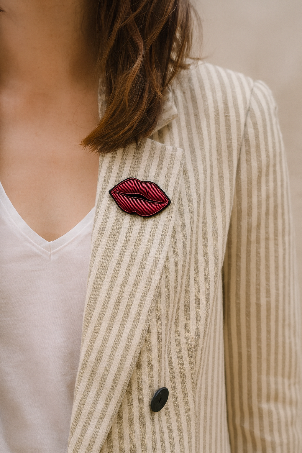 Broche lèvres brodée à la main portée – accessoire mode glamour sensuel artisanal unique – Tawus