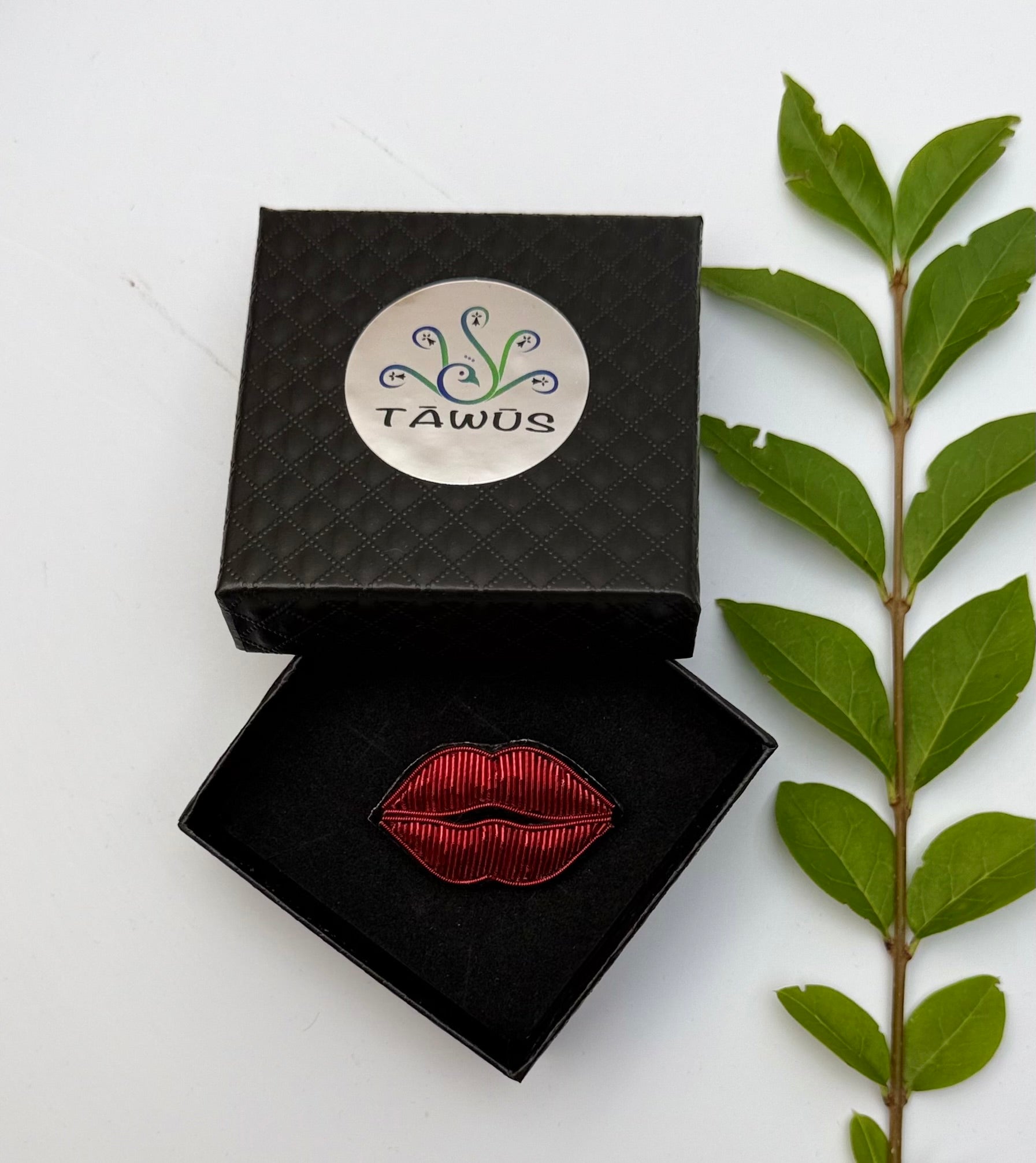 Broche lèvres fait main dans son écrin – cadeau original bijou glamour broderie artisanale – Tawus