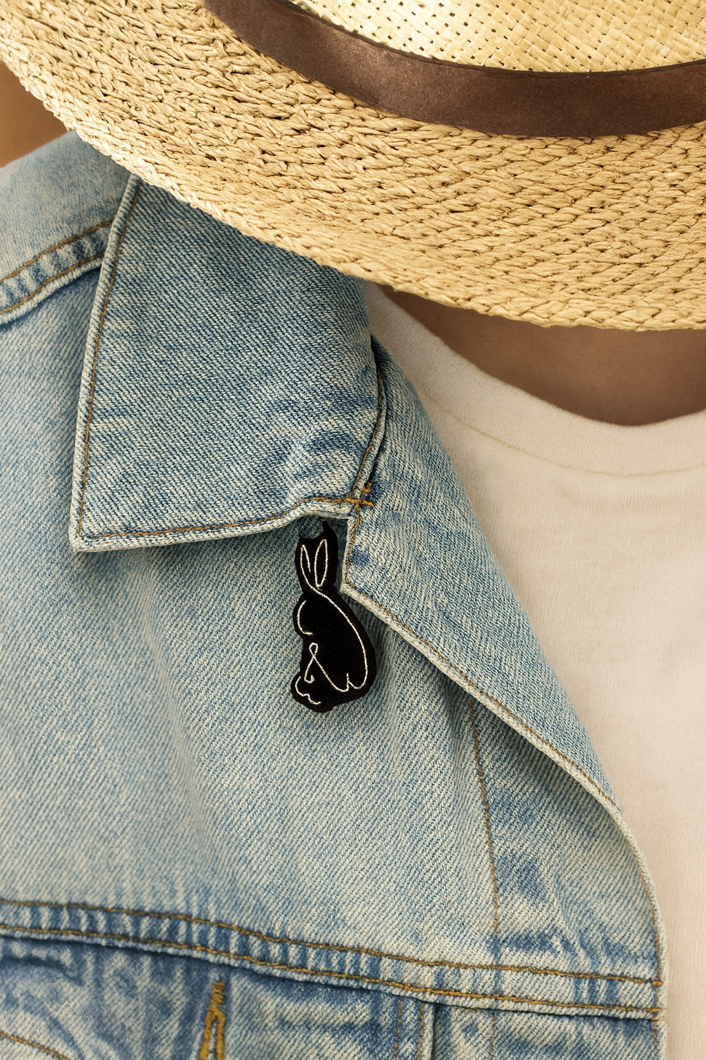 Broche lapin brodée à la main portée – accessoire mode lapin kawaii artisanal unique cadeau fille – Tawus