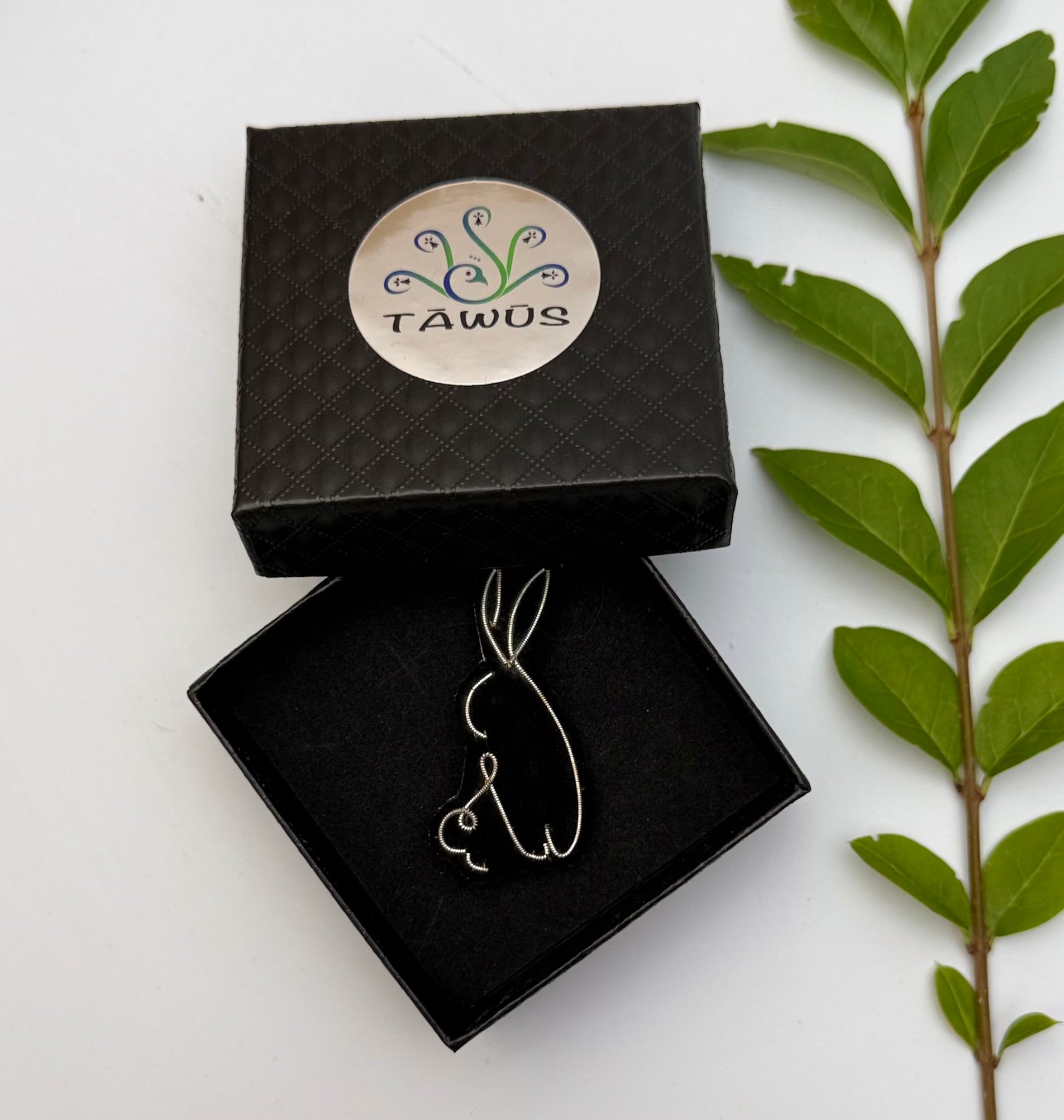 Broche lapin fait main dans son écrin – cadeau original bijou lapin broderie artisanale Pâques printemps – Tawus