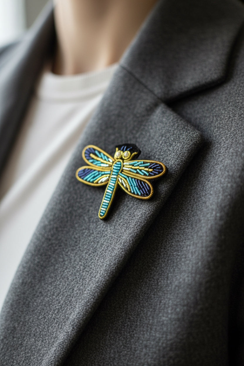 Broche libellule brodée à la main portée – accessoire mode nature artisanal unique – Tawus