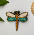 Broche libellule brodée main – bijou artisanal libellule nature insecte perles et fils colorés irisés – Tawus