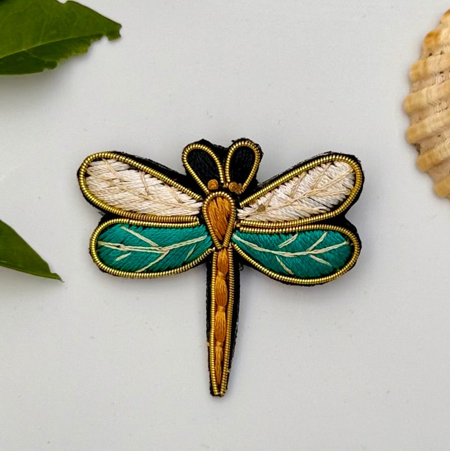 Broche libellule brodée main – bijou artisanal libellule nature insecte perles et fils colorés irisés – Tawus
