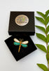 Broche libellule fait main dans son écrin – cadeau original bijou libellule nature broderie artisanale insecte – Tawus