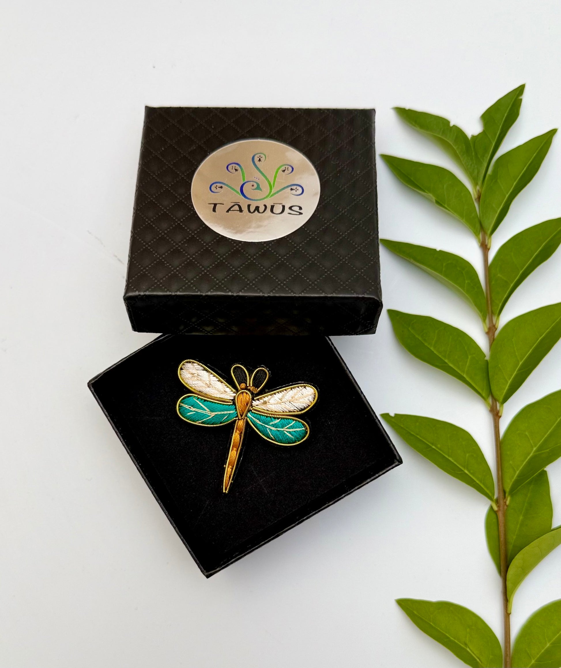 Broche libellule fait main dans son écrin – cadeau original bijou libellule nature broderie artisanale insecte – Tawus