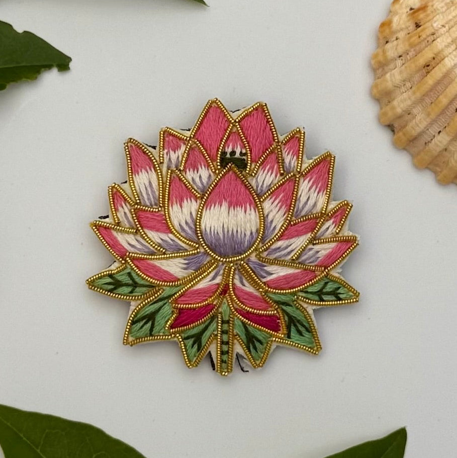 Broche lotus brodée main – bijou artisanal fleur lotus spiritualité éveil bouddhisme yoga perles et fils roses dorés – Tawus
