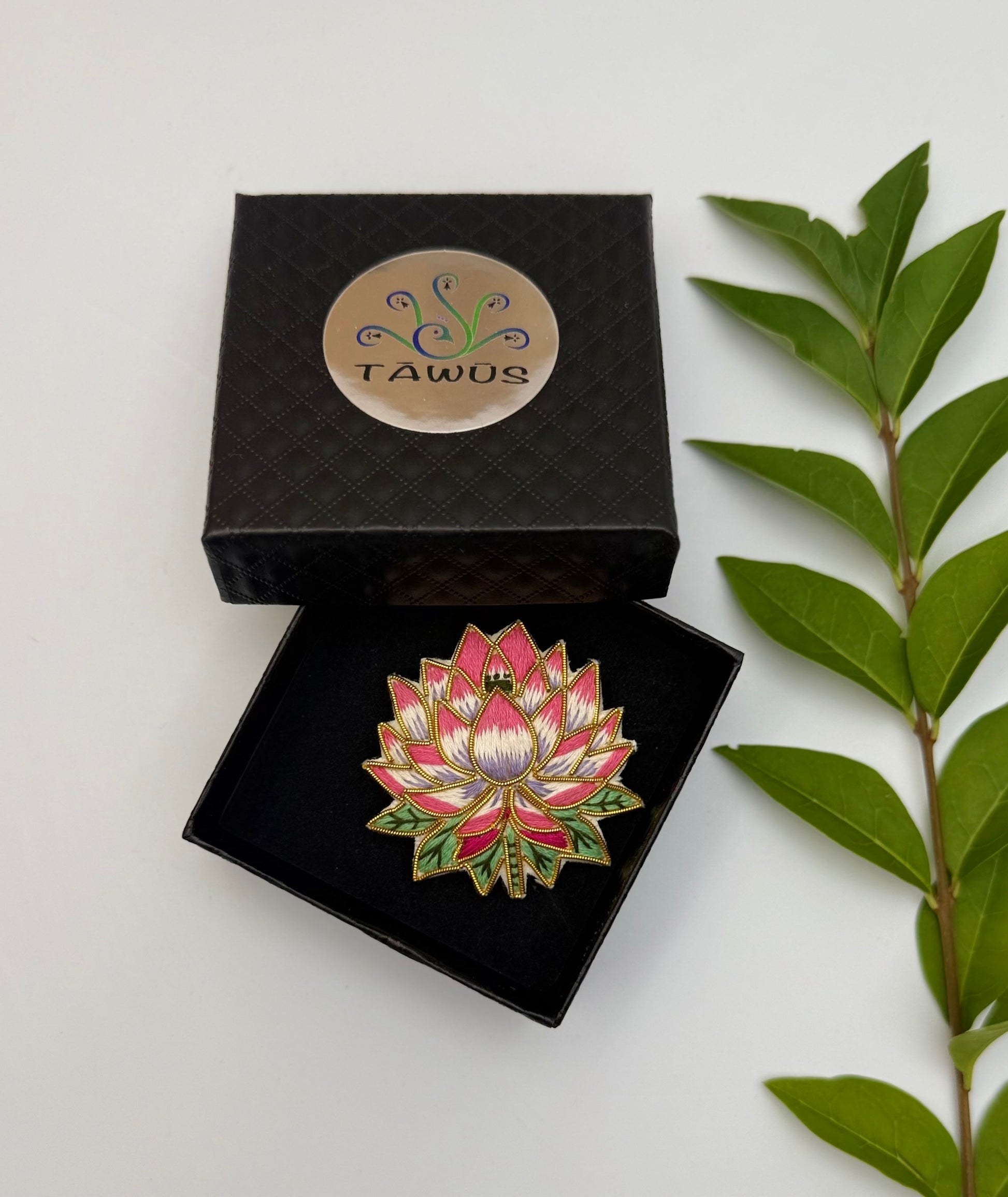 Broche lotus fait main dans son écrin – cadeau original bijou fleur lotus spiritualité éveil bouddhisme broderie artisanale – Tawus
