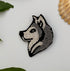 Broche loup brodée main – bijou artisanal loup animal sauvage forêt liberté meute perles et fils gris blancs – Tawus
