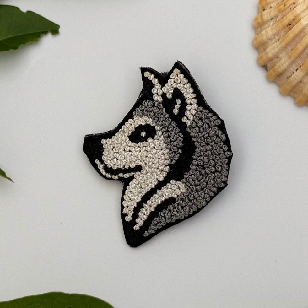 Broche loup brodée main – bijou artisanal loup animal sauvage forêt liberté meute perles et fils gris blancs – Tawus
