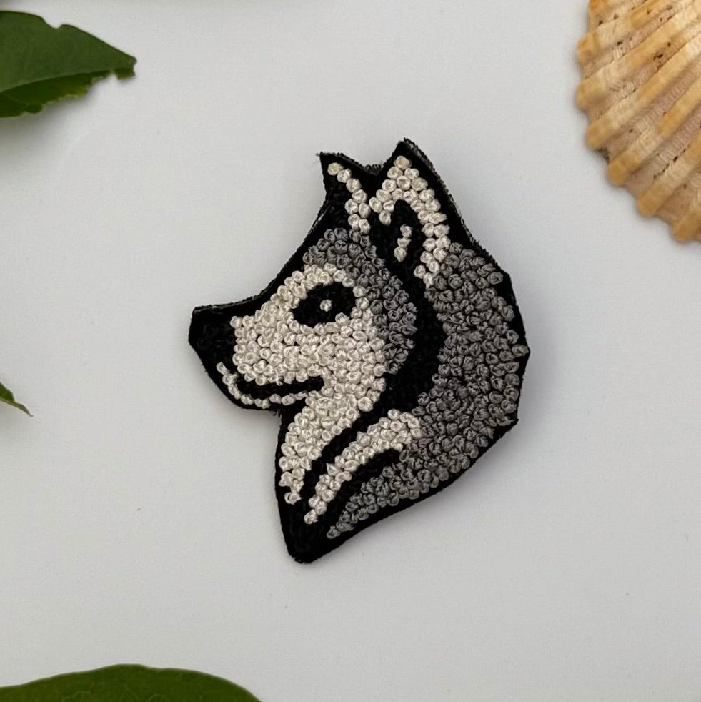 Broche loup brodée main – bijou artisanal loup animal sauvage forêt liberté meute perles et fils gris blancs – Tawus
